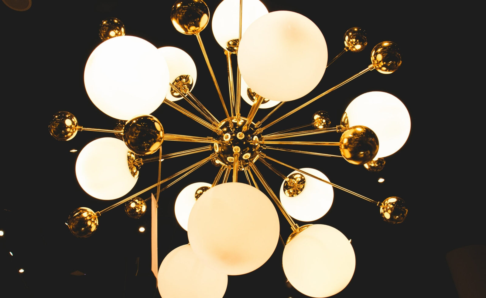 Sparkling in Black and Gold: A Dramatic Colour Pairing